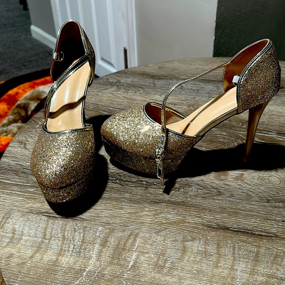 Gold sparkle pumps